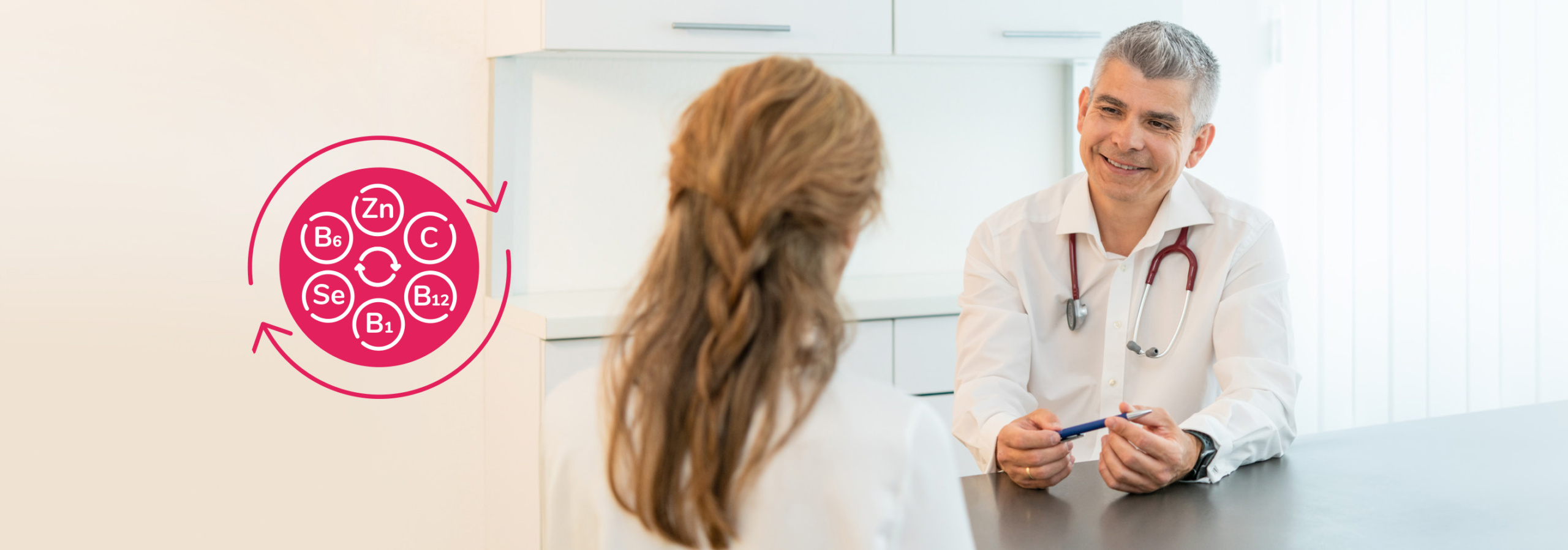 Ein Arzt führt ein Gespräch mit einer Patientin über wichtige Vitamine und Mineralstoffe, die für die Gesundheit entscheidend sind. Im Hintergrund sind chemische Symbole für verschiedene Nährstoffe abgebildet.